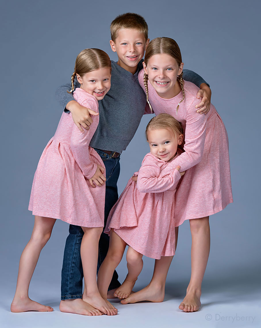 Color photographic portrait of the Hinze family children in Dallas, Texas by photographer John Derryberry Photography